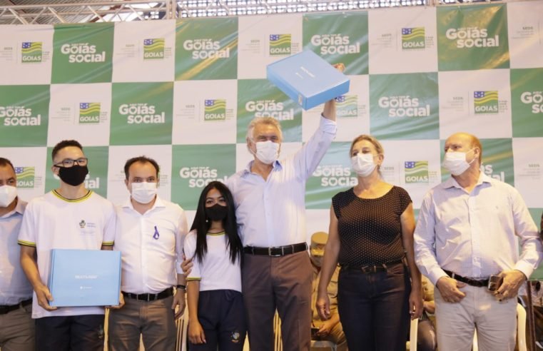 Ação distribui cartão do projeto mães de goiás para famílias valparaisenses e chromebooks para alunos da rede pública