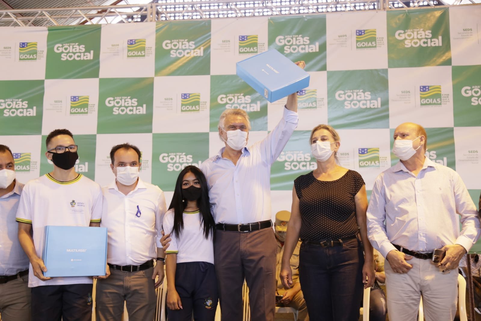 Ação distribui cartão do projeto mães de goiás para famílias valparaisenses e chromebooks para alunos da rede pública