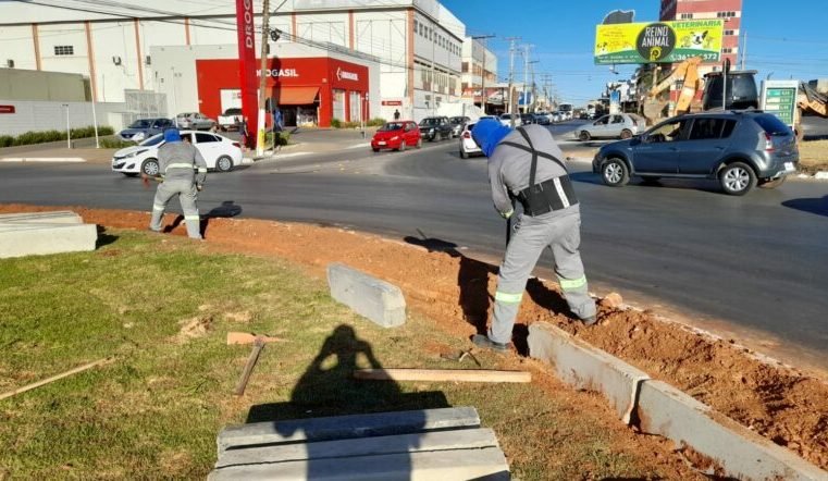 SECRETARIA DE INFRAESTRUTURA REALIZA CONSTRUÇÃO DE MEIO-FIO EM ROTATÓRIA