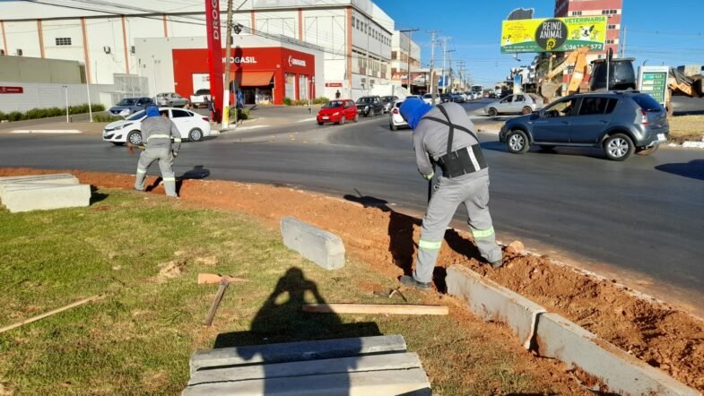 SECRETARIA DE INFRAESTRUTURA REALIZA CONSTRUÇÃO DE MEIO-FIO EM ROTATÓRIA