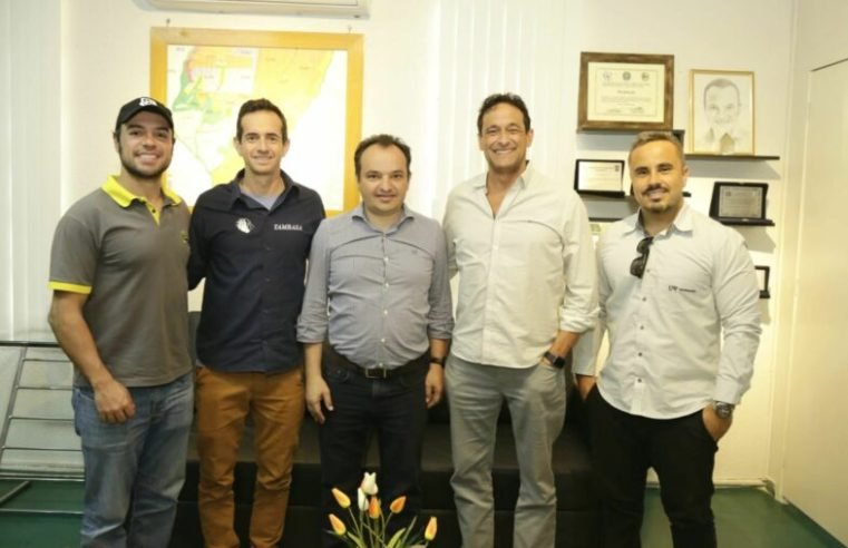 PREFEITO REÚNE-SE COM DIRETOR DA EMPRESA TAMBASA ATACADISTAS