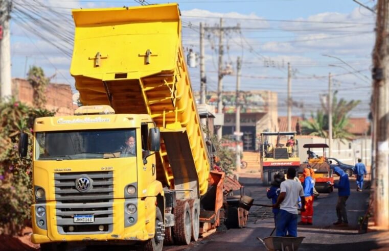 RUA BOTOCUDOS RECEBE PAVIMENTAÇÃO ASFÁLTICA E MORADORES COMEMORAM