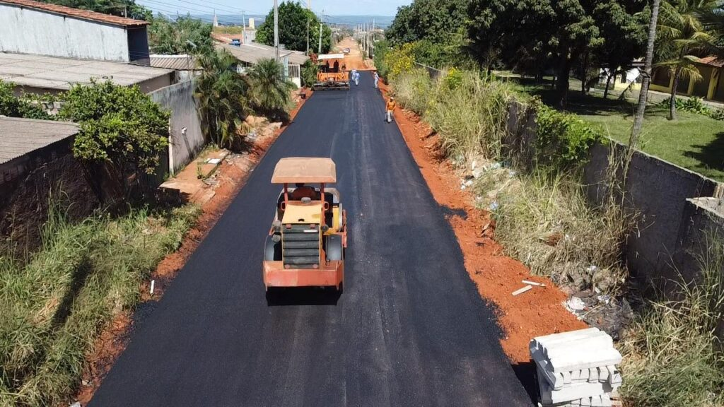 TRECHO DA RUA GUAJAJARAS RECEBE PAVIMENTAÇÃO ASFÁLTICA