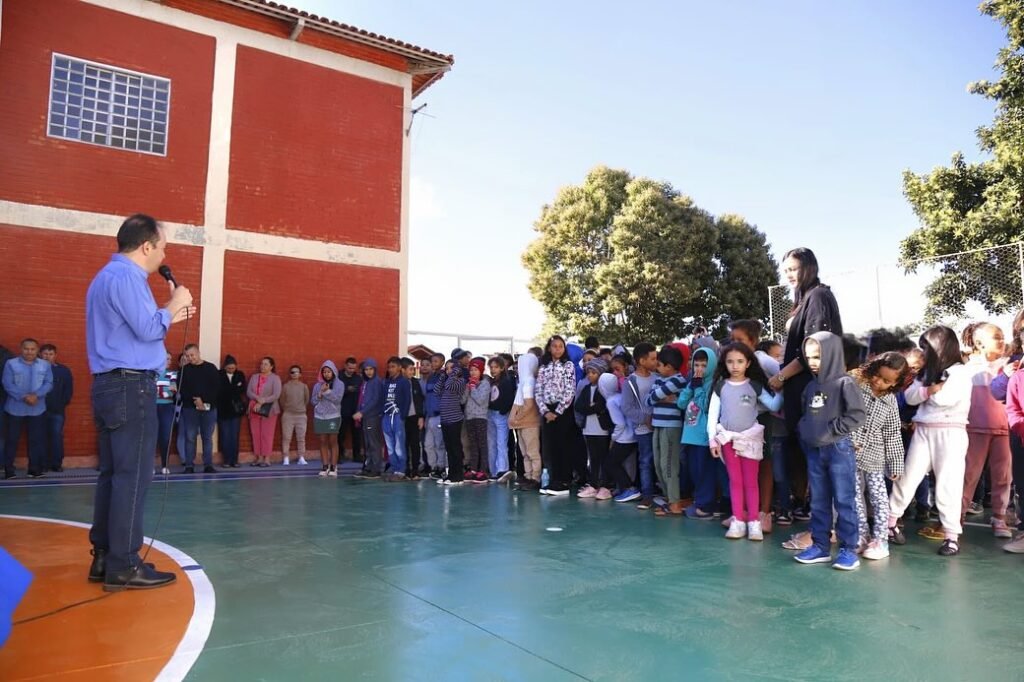 SECRETARIA DE EDUCAÇÃO ASSINA ORDEM DE SERVIÇO DA REFORMA COMPLETA DA ESCOLA MUNICIPAL MADRE PAULINA